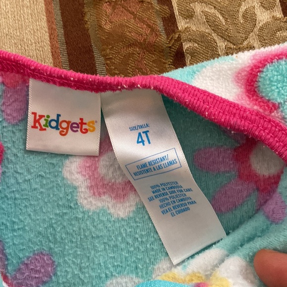 Kidgets one piece pyjama size 4t - Picture 2 of 4